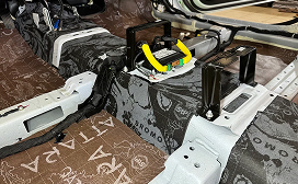 Разобранный автомобиль, с установленной шумоизоляцией