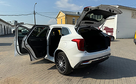 Автомобиль с открытыми дверями